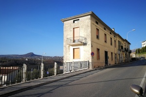 Intera palazzina di appartamenti e locali deposito in centro